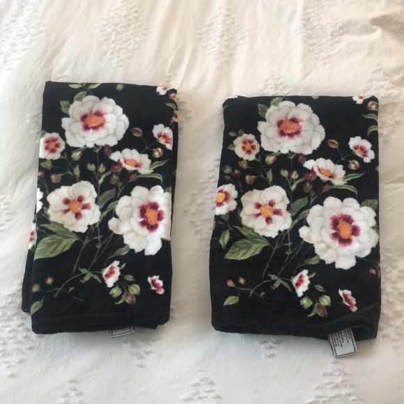 The Royal Company Black floral Towel set bundle - Picture 4 of 8